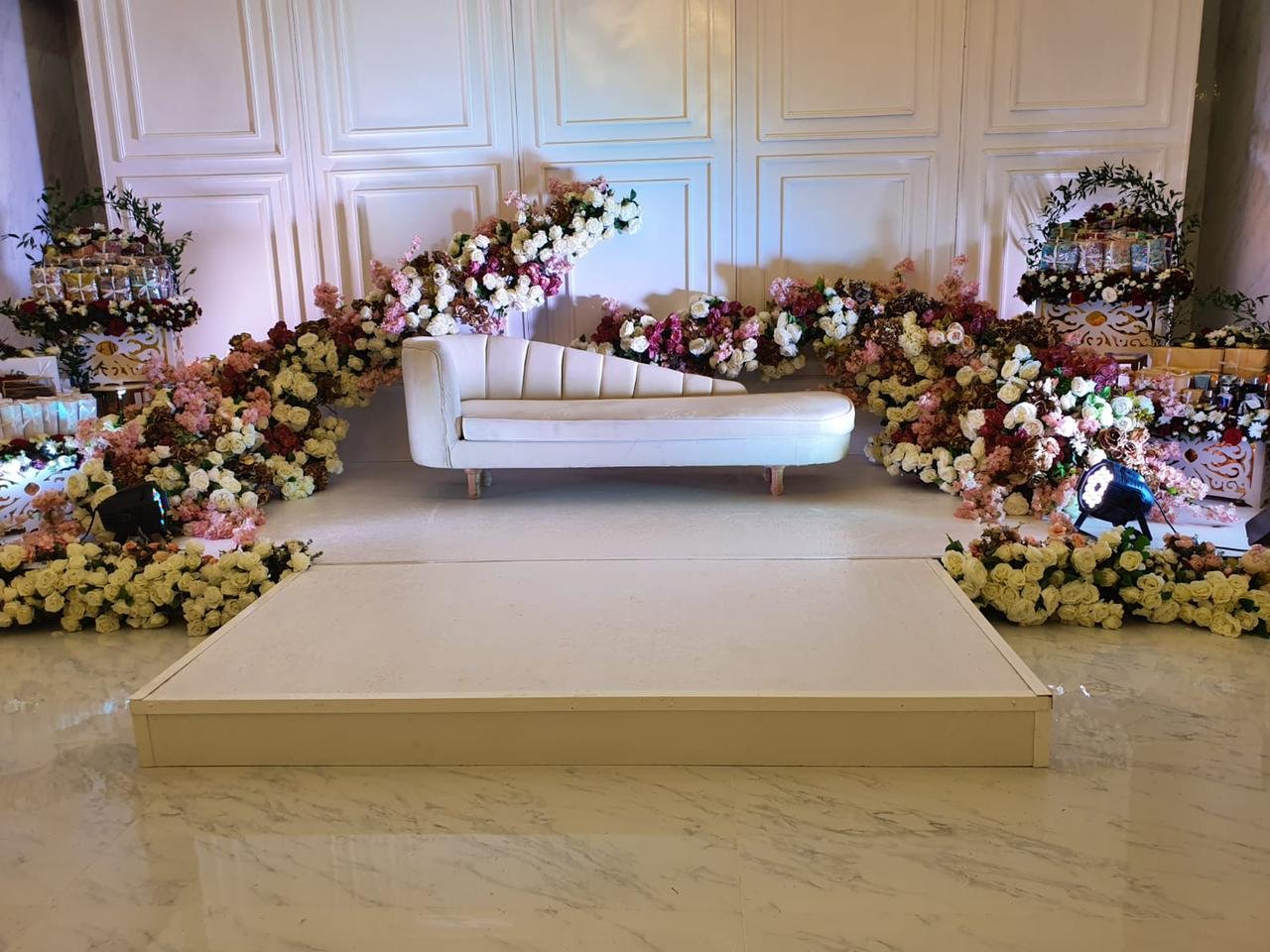  ديليزيا العين -  كوشات اعراس فخمة مع ورود طبيعية 
                        أفكار كوشات اعراس فخمة | تصاميم كوشات | ديكور كوشات ورد طبيعي  